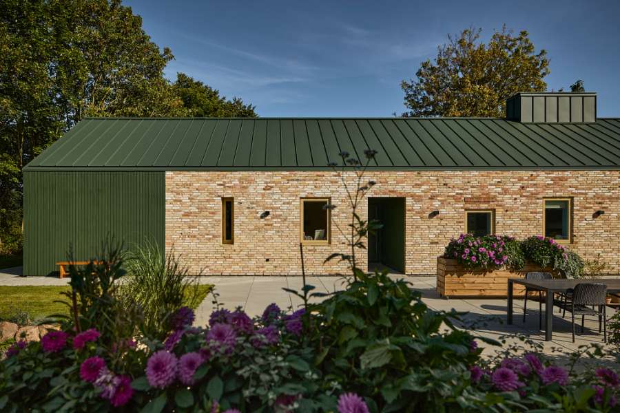 Green steel profiles set the framework for a rural family collective, Ølbyvej 178, 4623 Lille Skensved, Denmark